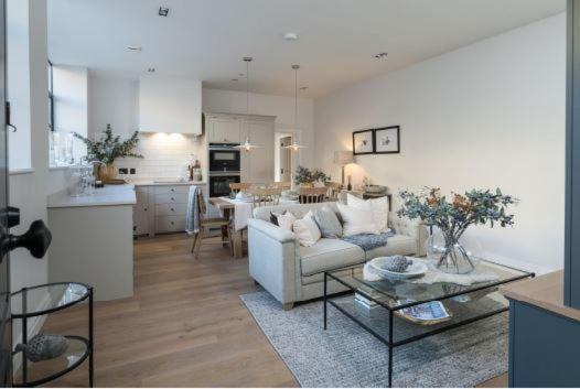 One Navy, Apartment *